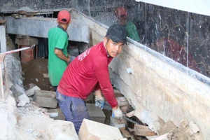 "Thần đèn" nâng ngôi nhà 400 tấn thấp hơn mặt đường lên cao 1 m