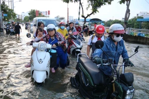 Mưa lớn kết hợp triều cường, đường Trần Xuân Soạn ngập ‘chưa từng thấy’