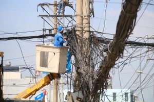 Đang di dời trụ điện để thi công cầu Bà Hom ở quận Bình Tân