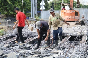 Tháo dỡ cầu Bà Tiếng, đẩy nhanh tiến độ dự án chống ngập quận Bình Tân