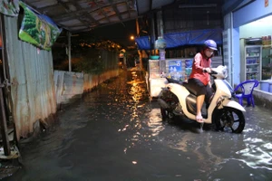 Triều cường xuất hiện muộn, đến tối nhiều nơi vẫn mênh mông nước