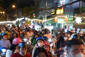 Dòng người đi chơi đêm Giáng sinh khiến nhiều tuyến đường ở TP.HCM ùn ứ