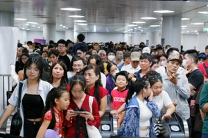 Người dân chen chân từ sáng đến chiều chờ trải nghiệm metro số 1