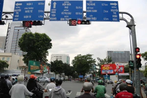 TP.HCM: Thêm nhiều giao lộ có biển phụ cho phép xe máy rẽ phải khi đèn đỏ