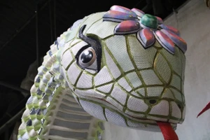 Lộ diện linh vật rắn trưng bày tại đường hoa Nguyễn Huệ 