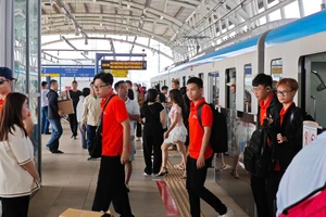 Metro số 1 chính thức bán vé, hành khách vẫn đông nghịt