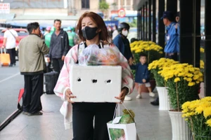 Bến xe Miền Tây đông nghịt ngày 27 Tết, nhiều chặng hết vé