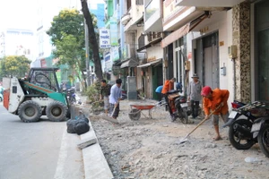 TP.HCM yêu cầu đẩy nhanh tiến độ sửa chữa, nâng cấp vỉa hè