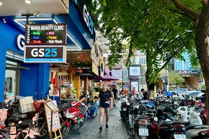 Vì sao thu phí vỉa hè, lòng đường ở TP.HCM nơi làm được nơi gặp khó?