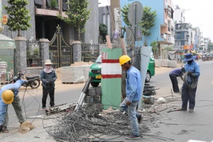 Đang di dời 76 trụ điện để mở rộng đường Dương Quảng Hàm, quận Gò Vấp