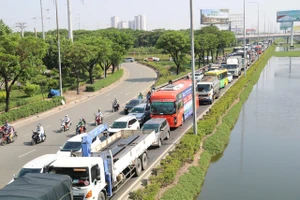 Cửa ngõ phía Đông, Tây TP.HCM ùn ứ ngày đầu nghỉ lễ