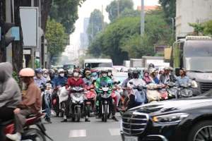 Thêm giải pháp cho xe rẽ phải, nhiều giao lộ ở TP.HCM vẫn ùn ứ