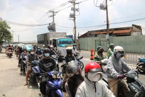 Vì sao 3km đường Phạm Văn Bạch mở rộng 20 năm chưa xong? 