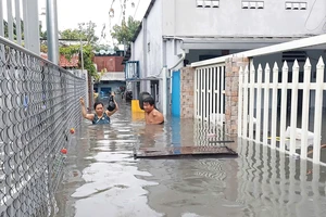 TP Thủ Đức nói gì về việc nắp cống bung, đường ngập sâu tại khu vực chợ Thủ Đức?