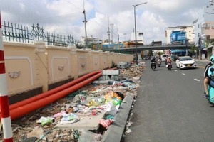 500m vỉa hè đường Hoàng Hoa Thám, TP.HCM ngổn ngang, đầy kim tiêm