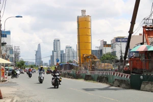 Thông xe gần nửa năm, đường Lương Định Của vẫn còn rào chắn