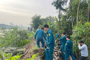 Khẩn cấp di dời 4 hộ dân vì sạt lở bờ bao ven sông Sài Gòn