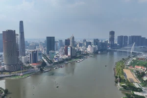 Tháo dỡ cầu cảng để thi công cầu đi bộ qua sông Sài Gòn