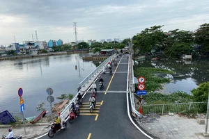 Cầu Phú Định thông xe sau mở rộng, giao thông hết ùn ứ