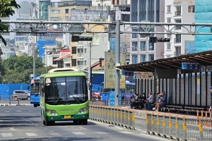 Lại 'tranh cãi' về bố trí làn đường riêng cho xe buýt