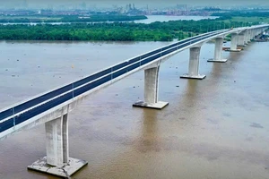 7 giờ ngày 20-8, các phương tiện lưu thông qua cầu Nhơn Trạch chú ý