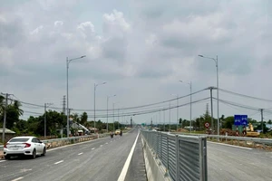 Cận ngày thông xe, đường lên cầu Nhơn Trạch vẫn vướng dây điện