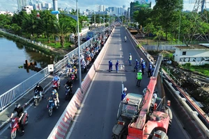 Chính thức cấm ô tô qua cầu Bình Triệu 1, các phương tiện lưu thông ra sao?