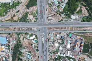 Cận cảnh công trường nút giao Mỹ Thủy 3.400 tỉ, về đích tháng 4-2026