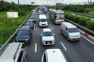 Người dân bắt đầu về quê nghỉ lễ 2-9, bến xe và cửa ngõ phía Đông TP.HCM đông dần
