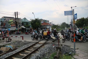 Yêu cầu xử lý nghiêm việc người dân tự mở lối đi qua đường sắt