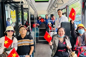 TP.HCM: Hành khách hào hứng nhận cờ Tổ quốc, đi xe buýt miễn phí trong ngày 2-9