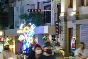 Lúng túng vì đèn tín hiệu dành cho người đi bộ đường Tôn Đức Thắng bất ngờ 'đứng hình'