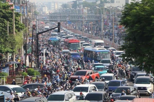 Sáng nay chặn ô tô từ cầu Bình Lợi xuống cầu Bình Triệu, ùn ứ tiếp tục kéo dài