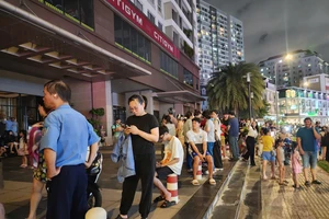 Cháy tầng 11 chung cư ở TP.HCM, hàng trăm người tháo chạy