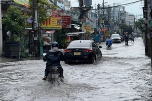 TP.HCM: Sáng nắng, chiều mưa lớn kèm sấm chớp