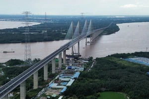 Cầu dây văng tĩnh không cao nhất Việt Nam đã hoàn thành, nhưng chưa thể cho xe chạy