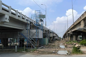 Bắt đầu nâng tĩnh không cầu Bình Phước 1, TP.HCM
