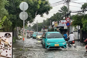 TP.HCM lại đón đợt triều cường mới, người dân lội nước về nhà