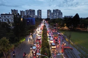 TP.HCM: Đến tối, nhiều tuyến đường vẫn ùn ứ vì triều cường dâng cao