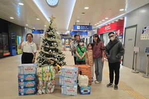 14 nhà ga metro số 1 nhận 290 tấn hàng cứu trợ Miền Trung