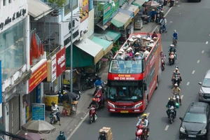 Xe buýt 2 tầng đậu lộn xộn ở trung tâm, TP.HCM sẽ dùng camera xử phạt