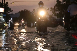 Người dân TP.HCM lội nước về nhà trong ngày triều cường đạt đỉnh