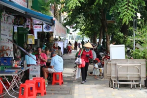 Vướng mắc pháp lý khiến TP.HCM chưa thể thu phí vỉa hè trở lại