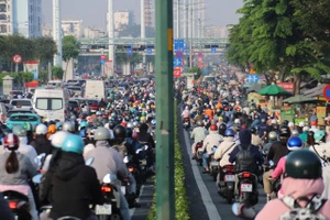 Ngày làm việc đầu tiên năm, đường phố TP.HCM ken đặc phương tiện, ùn ứ khắp nơi