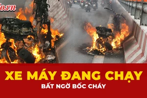 Video: Xe máy đang chạy bất ngờ bốc cháy trơ khung trên cầu Bình Lợi