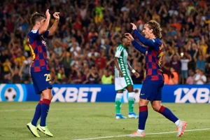 Griezmann khai hỏa, Barca 'trút giận' lên Real Betis