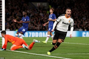 Chelsea thua sốc trên sân nhà, Ajax chiếm ngôi đầu bảng