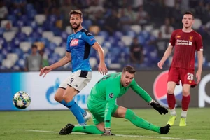 Hậu vệ mắc sai lầm, Liverpool thảm bại trước Napoli