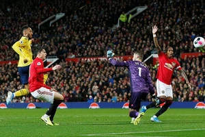 Huyền thoại chỉ trích MU nặng nề khi để Arsenal chia điểm