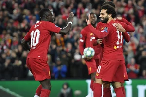 Hàng thủ tệ hại, Salah hóa người hùng giúp Liverpool thắng khó